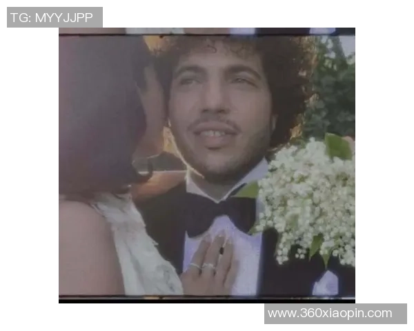 足球球星与伴侣甜蜜结婚照曝光展示幸福时刻尽显浪漫魅力