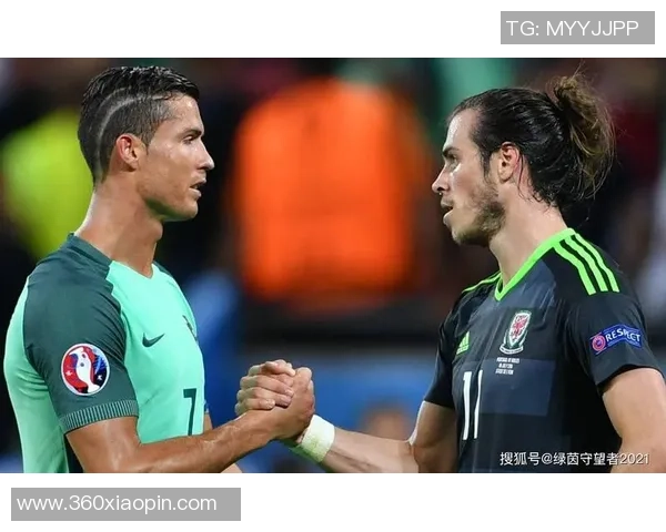 足球球星激情拥吻瞬间引发网友热议掀起体育圈情感话题讨论